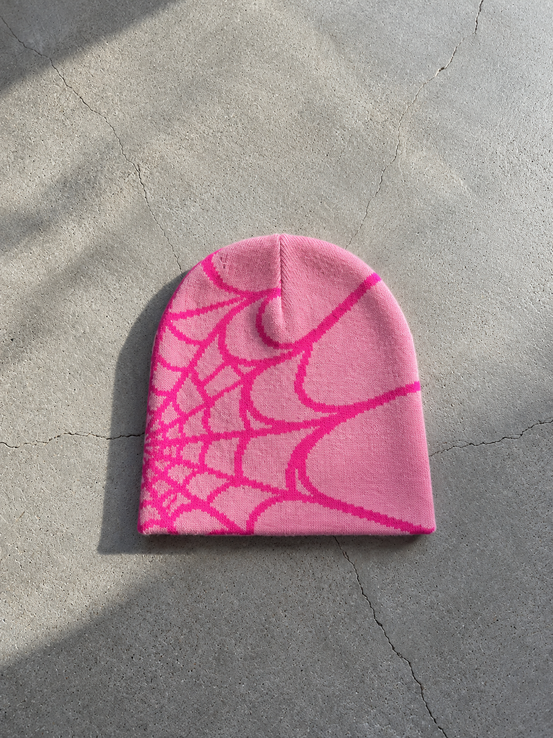 Gorro de punto con diseño de telaraña
