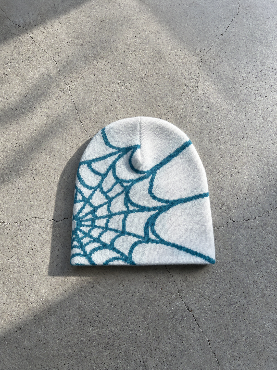 Gorro de punto con diseño de telaraña